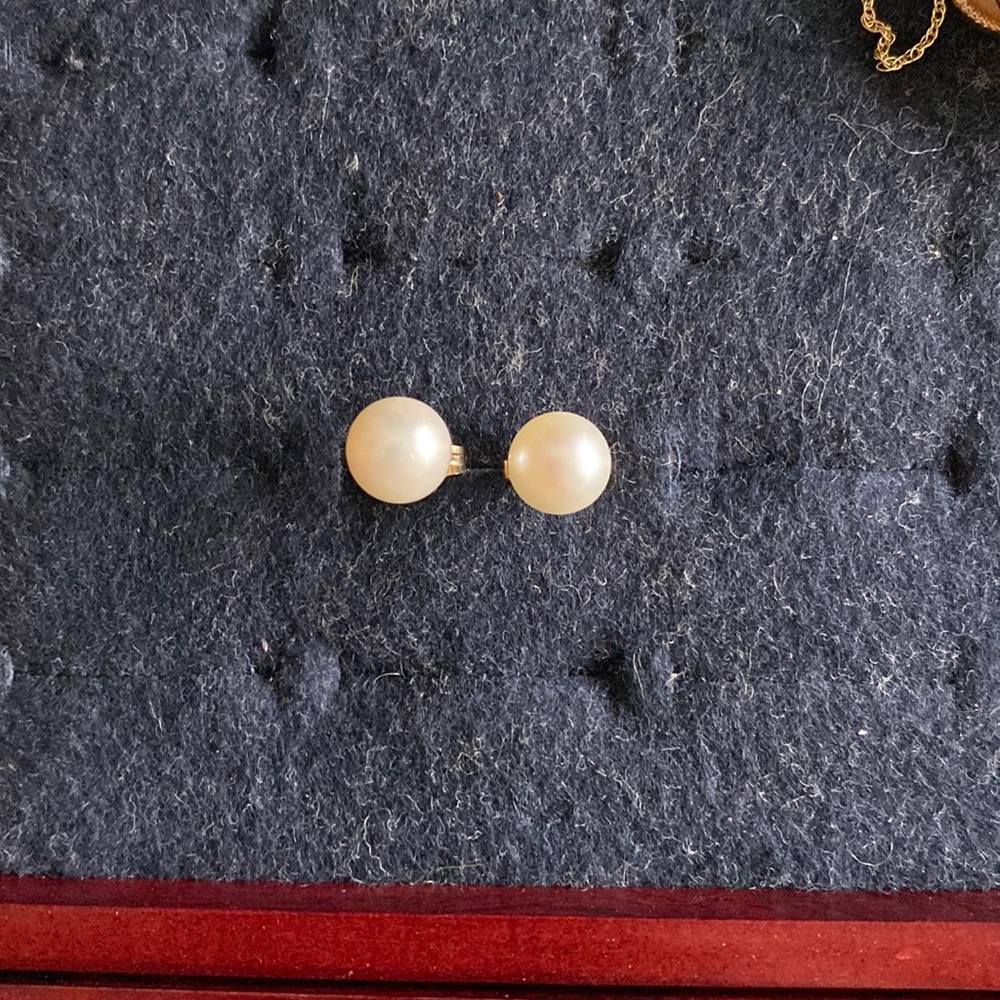 Faux pearl post earrings (1 pair).